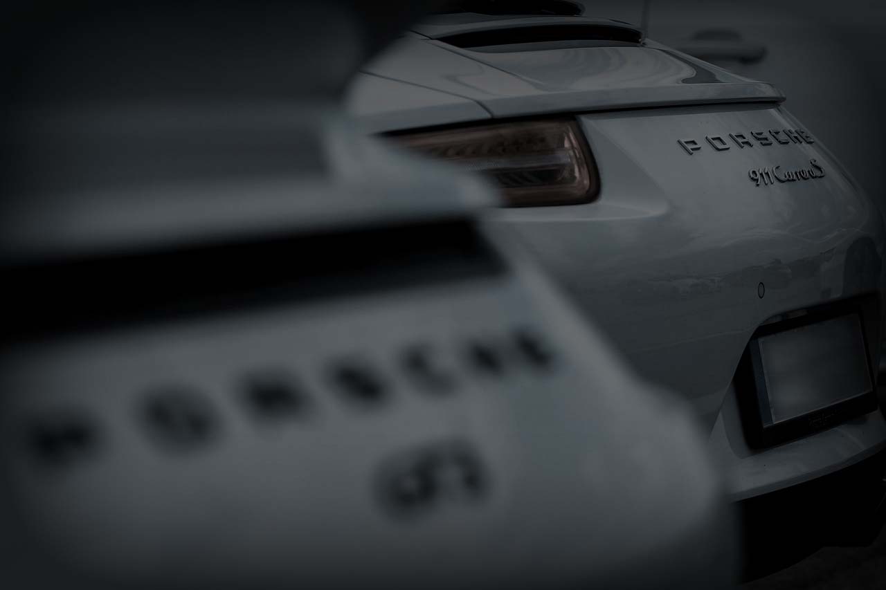 Witte Porsche 911 op de weg